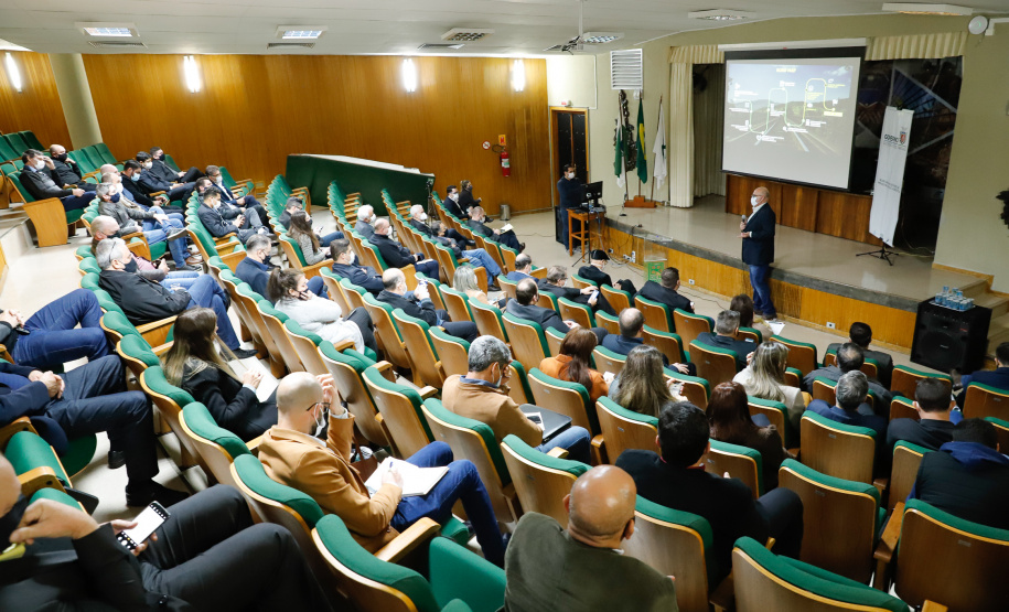 Nesta terça-feira (21), dezenas de prefeitos, assessores e secretários de municípios dos Campos Gerais e da região Oeste participaram de um encontro para conhecer detalhes do projeto da Nova Ferroeste