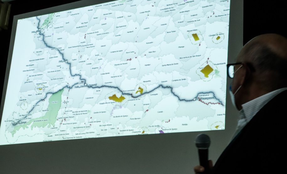 Nesta terça-feira (21), dezenas de prefeitos, assessores e secretários de municípios dos Campos Gerais e da região Oeste participaram de um encontro para conhecer detalhes do projeto da Nova Ferroeste