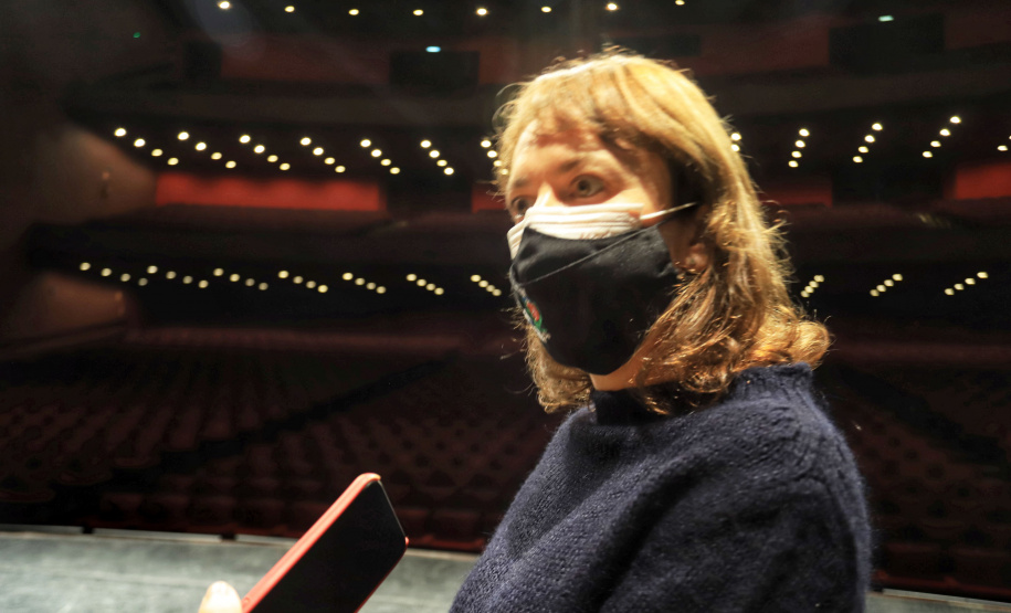 O governador Carlos Massa Ratinho Junior apresentou nesta terça-feira (22) duas grandes ações culturais. A primeira é o Paraná Cultura, uma plataforma multimídia criada pela Secretaria de Estado da Comunicação Social e da Cultura para dar vez e voz à produção cultural paranaense. A segunda é a Bolsa Qualificação ? Lei Aldir Blanc 2021, programa que vai contemplar 12 mil trabalhadoras e trabalhadores da Cultura no Estado em 2021. - Curitiba, 22/06/2021 - Foto: José Fernando Ogura/AEN