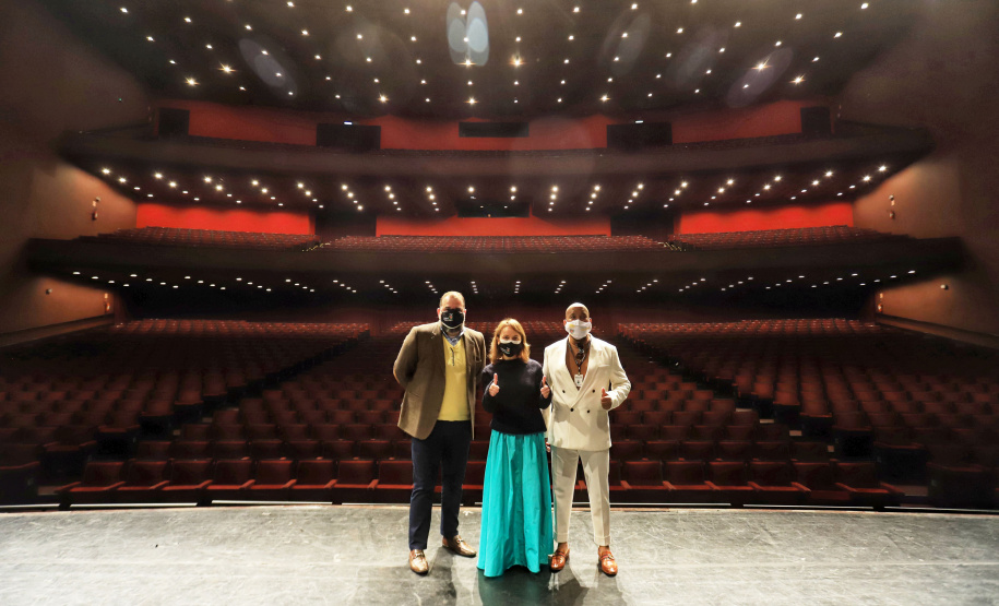 O governador Carlos Massa Ratinho Junior apresentou nesta terça-feira (22) duas grandes ações culturais. A primeira é o Paraná Cultura, uma plataforma multimídia criada pela Secretaria de Estado da Comunicação Social e da Cultura para dar vez e voz à produção cultural paranaense. A segunda é a Bolsa Qualificação ? Lei Aldir Blanc 2021, programa que vai contemplar 12 mil trabalhadoras e trabalhadores da Cultura no Estado em 2021. - Curitiba, 22/06/2021 - Foto: José Fernando Ogura/AEN