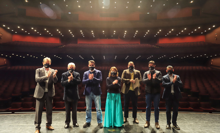 O governador Carlos Massa Ratinho Junior apresentou nesta terça-feira (22) duas grandes ações culturais. A primeira é o Paraná Cultura, uma plataforma multimídia criada pela Secretaria de Estado da Comunicação Social e da Cultura para dar vez e voz à produção cultural paranaense. A segunda é a Bolsa Qualificação ? Lei Aldir Blanc 2021, programa que vai contemplar 12 mil trabalhadoras e trabalhadores da Cultura no Estado em 2021. - Curitiba, 22/06/2021 - Foto: José Fernando Ogura/AEN