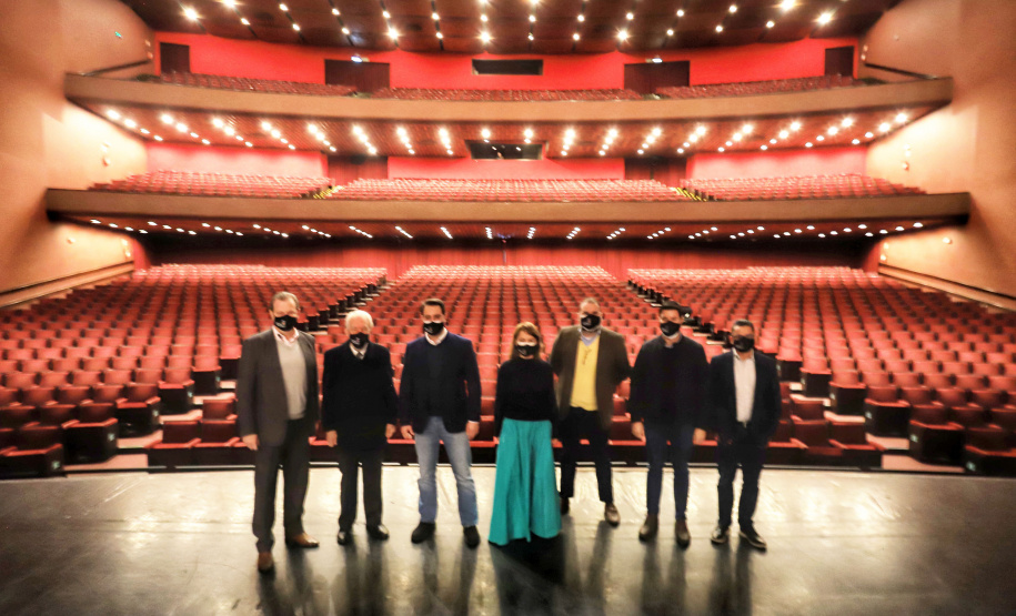 O governador Carlos Massa Ratinho Junior apresentou nesta terça-feira (22) duas grandes ações culturais. A primeira é o Paraná Cultura, uma plataforma multimídia criada pela Secretaria de Estado da Comunicação Social e da Cultura para dar vez e voz à produção cultural paranaense. A segunda é a Bolsa Qualificação ? Lei Aldir Blanc 2021, programa que vai contemplar 12 mil trabalhadoras e trabalhadores da Cultura no Estado em 2021. - Curitiba, 22/06/2021 - Foto: José Fernando Ogura/AEN