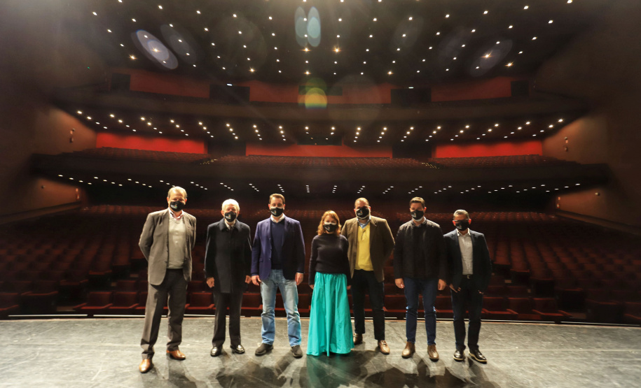 O governador Carlos Massa Ratinho Junior apresentou nesta terça-feira (22) duas grandes ações culturais. A primeira é o Paraná Cultura, uma plataforma multimídia criada pela Secretaria de Estado da Comunicação Social e da Cultura para dar vez e voz à produção cultural paranaense. A segunda é a Bolsa Qualificação ? Lei Aldir Blanc 2021, programa que vai contemplar 12 mil trabalhadoras e trabalhadores da Cultura no Estado em 2021. - Curitiba, 22/06/2021 - Foto: José Fernando Ogura/AEN