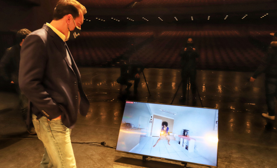 O governador Carlos Massa Ratinho Junior apresentou nesta terça-feira (22) duas grandes ações culturais. A primeira é o Paraná Cultura, uma plataforma multimídia criada pela Secretaria de Estado da Comunicação Social e da Cultura para dar vez e voz à produção cultural paranaense. A segunda é a Bolsa Qualificação ? Lei Aldir Blanc 2021, programa que vai contemplar 12 mil trabalhadoras e trabalhadores da Cultura no Estado em 2021. - Curitiba, 22/06/2021 - Foto: José Fernando Ogura/AEN