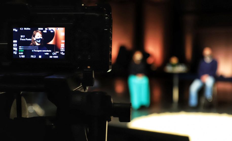 O governador Carlos Massa Ratinho Junior apresentou nesta terça-feira (22) duas grandes ações culturais. A primeira é o Paraná Cultura, uma plataforma multimídia criada pela Secretaria de Estado da Comunicação Social e da Cultura para dar vez e voz à produção cultural paranaense. A segunda é a Bolsa Qualificação ? Lei Aldir Blanc 2021, programa que vai contemplar 12 mil trabalhadoras e trabalhadores da Cultura no Estado em 2021. - Curitiba, 22/06/2021 - Foto: José Fernando Ogura/AEN