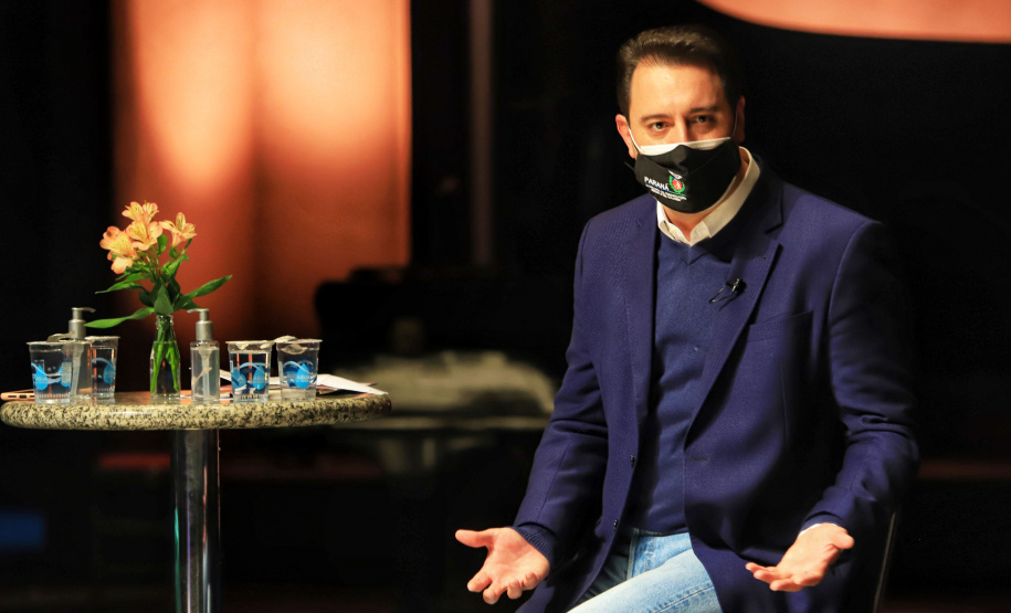 O governador Carlos Massa Ratinho Junior apresentou nesta terça-feira (22) duas grandes ações culturais. A primeira é o Paraná Cultura, uma plataforma multimídia criada pela Secretaria de Estado da Comunicação Social e da Cultura para dar vez e voz à produção cultural paranaense. A segunda é a Bolsa Qualificação ? Lei Aldir Blanc 2021, programa que vai contemplar 12 mil trabalhadoras e trabalhadores da Cultura no Estado em 2021. - Curitiba, 22/06/2021 - Foto: José Fernando Ogura/AEN