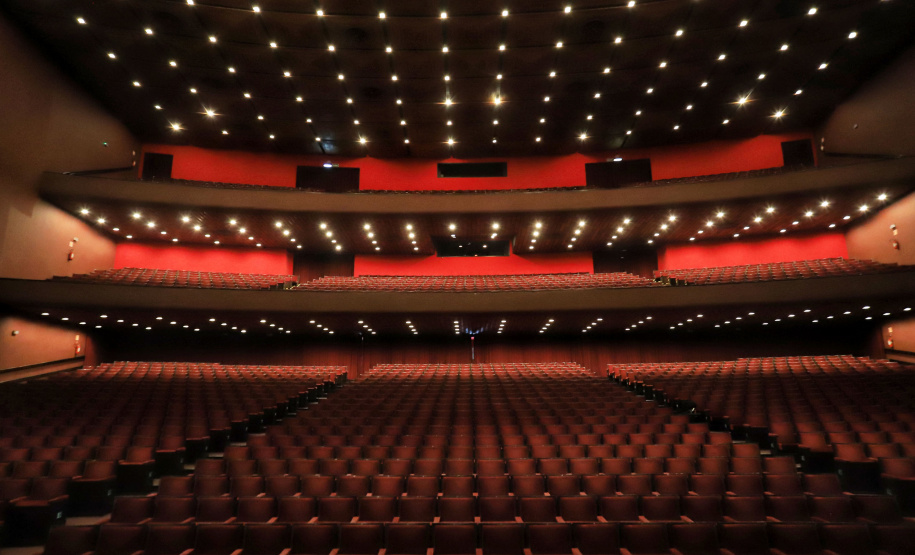 O governador Carlos Massa Ratinho Junior apresentou nesta terça-feira (22) duas grandes ações culturais. A primeira é o Paraná Cultura, uma plataforma multimídia criada pela Secretaria de Estado da Comunicação Social e da Cultura para dar vez e voz à produção cultural paranaense. A segunda é a Bolsa Qualificação ? Lei Aldir Blanc 2021, programa que vai contemplar 12 mil trabalhadoras e trabalhadores da Cultura no Estado em 2021. - Curitiba, 22/06/2021 - Foto: José Fernando Ogura/AEN