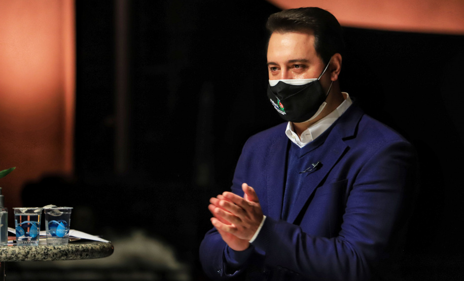 O governador Carlos Massa Ratinho Junior apresentou nesta terça-feira (22) duas grandes ações culturais. A primeira é o Paraná Cultura, uma plataforma multimídia criada pela Secretaria de Estado da Comunicação Social e da Cultura para dar vez e voz à produção cultural paranaense. A segunda é a Bolsa Qualificação ? Lei Aldir Blanc 2021, programa que vai contemplar 12 mil trabalhadoras e trabalhadores da Cultura no Estado em 2021. - Curitiba, 22/06/2021 - Foto: José Fernando Ogura/AEN