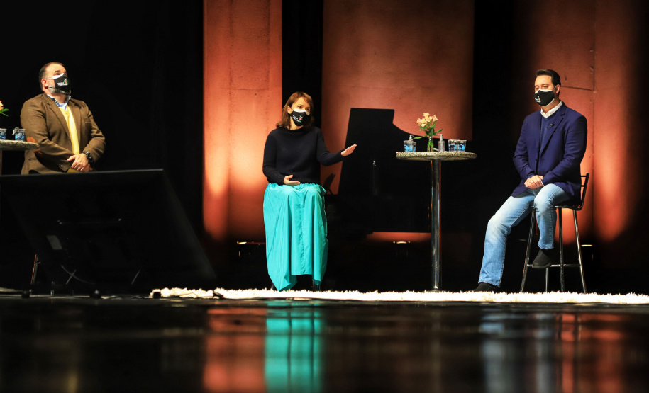 O governador Carlos Massa Ratinho Junior apresentou nesta terça-feira (22) duas grandes ações culturais. A primeira é o Paraná Cultura, uma plataforma multimídia criada pela Secretaria de Estado da Comunicação Social e da Cultura para dar vez e voz à produção cultural paranaense. A segunda é a Bolsa Qualificação ? Lei Aldir Blanc 2021, programa que vai contemplar 12 mil trabalhadoras e trabalhadores da Cultura no Estado em 2021. - Curitiba, 22/06/2021 - Foto: José Fernando Ogura/AEN