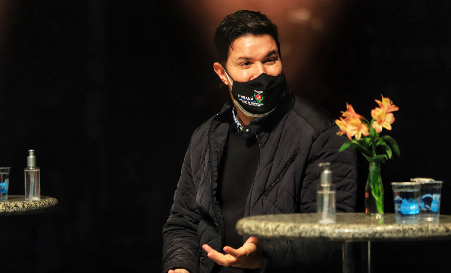 O governador Carlos Massa Ratinho Junior apresentou nesta terça-feira (22) duas grandes ações culturais. A primeira é o Paraná Cultura, uma plataforma multimídia criada pela Secretaria de Estado da Comunicação Social e da Cultura para dar vez e voz à produção cultural paranaense. A segunda é a Bolsa Qualificação ? Lei Aldir Blanc 2021, programa que vai contemplar 12 mil trabalhadoras e trabalhadores da Cultura no Estado em 2021. - Curitiba, 22/06/2021 - Foto: José Fernando Ogura/AEN