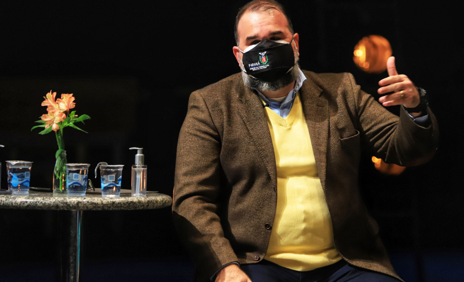 O governador Carlos Massa Ratinho Junior apresentou nesta terça-feira (22) duas grandes ações culturais. A primeira é o Paraná Cultura, uma plataforma multimídia criada pela Secretaria de Estado da Comunicação Social e da Cultura para dar vez e voz à produção cultural paranaense. A segunda é a Bolsa Qualificação ? Lei Aldir Blanc 2021, programa que vai contemplar 12 mil trabalhadoras e trabalhadores da Cultura no Estado em 2021. - Curitiba, 22/06/2021 - Foto: José Fernando Ogura/AEN