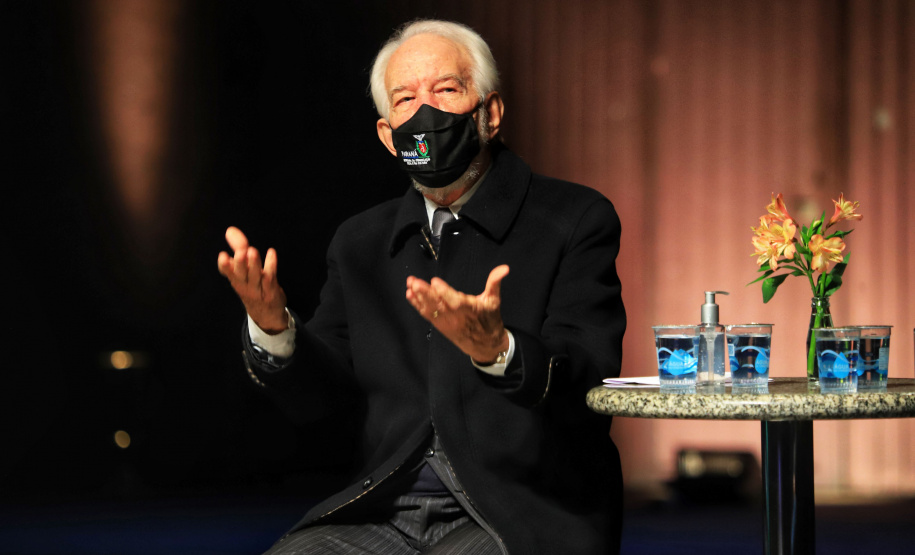 O governador Carlos Massa Ratinho Junior apresentou nesta terça-feira (22) duas grandes ações culturais. A primeira é o Paraná Cultura, uma plataforma multimídia criada pela Secretaria de Estado da Comunicação Social e da Cultura para dar vez e voz à produção cultural paranaense. A segunda é a Bolsa Qualificação ? Lei Aldir Blanc 2021, programa que vai contemplar 12 mil trabalhadoras e trabalhadores da Cultura no Estado em 2021. - Curitiba, 22/06/2021 - Foto: José Fernando Ogura/AEN