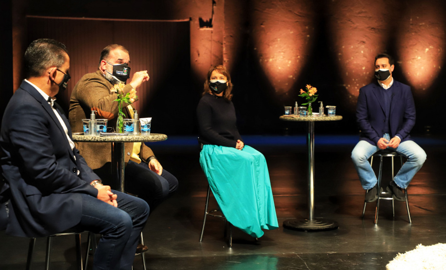 O governador Carlos Massa Ratinho Junior apresentou nesta terça-feira (22) duas grandes ações culturais. A primeira é o Paraná Cultura, uma plataforma multimídia criada pela Secretaria de Estado da Comunicação Social e da Cultura para dar vez e voz à produção cultural paranaense. A segunda é a Bolsa Qualificação ? Lei Aldir Blanc 2021, programa que vai contemplar 12 mil trabalhadoras e trabalhadores da Cultura no Estado em 2021. - Curitiba, 22/06/2021 - Foto: José Fernando Ogura/AEN