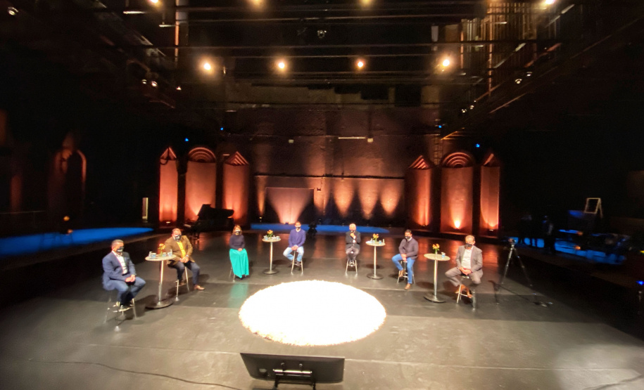 O governador Carlos Massa Ratinho Junior apresentou nesta terça-feira (22) duas grandes ações culturais. A primeira é o Paraná Cultura, uma plataforma multimídia criada pela Secretaria de Estado da Comunicação Social e da Cultura para dar vez e voz à produção cultural paranaense. A segunda é a Bolsa Qualificação ? Lei Aldir Blanc 2021, programa que vai contemplar 12 mil trabalhadoras e trabalhadores da Cultura no Estado em 2021. - Curitiba, 22/06/2021 - Foto: José Fernando Ogura/AEN