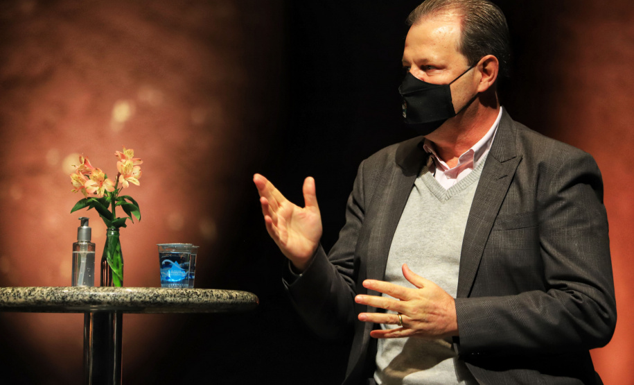 O governador Carlos Massa Ratinho Junior apresentou nesta terça-feira (22) duas grandes ações culturais. A primeira é o Paraná Cultura, uma plataforma multimídia criada pela Secretaria de Estado da Comunicação Social e da Cultura para dar vez e voz à produção cultural paranaense. A segunda é a Bolsa Qualificação ? Lei Aldir Blanc 2021, programa que vai contemplar 12 mil trabalhadoras e trabalhadores da Cultura no Estado em 2021. - Curitiba, 22/06/2021 - Foto: José Fernando Ogura/AEN