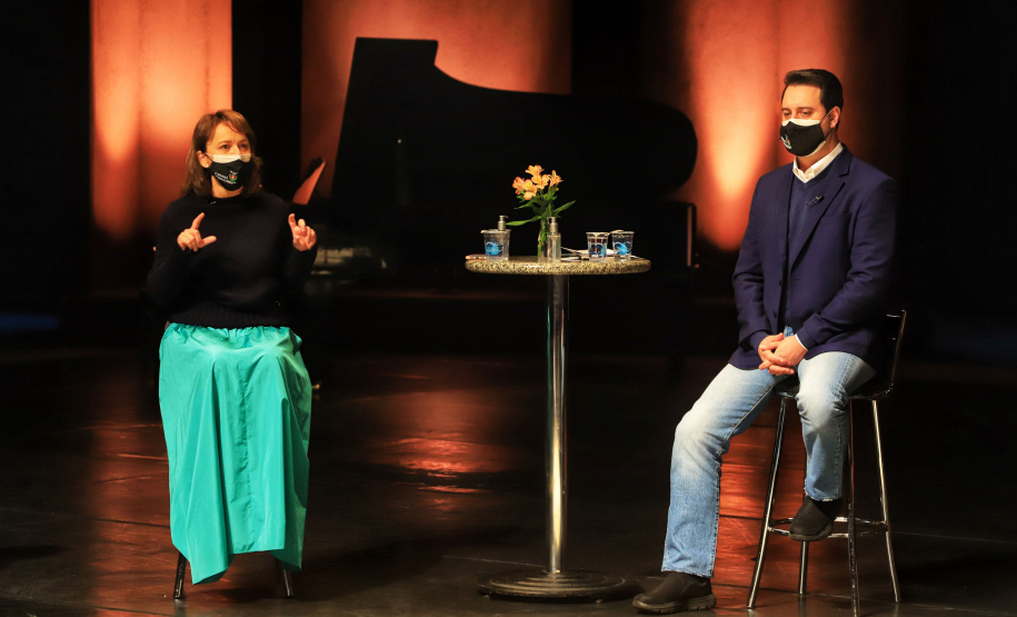 O governador Carlos Massa Ratinho Junior apresentou nesta terça-feira (22) duas grandes ações culturais. A primeira é o Paraná Cultura, uma plataforma multimídia criada pela Secretaria de Estado da Comunicação Social e da Cultura para dar vez e voz à produção cultural paranaense. A segunda é a Bolsa Qualificação ? Lei Aldir Blanc 2021, programa que vai contemplar 12 mil trabalhadoras e trabalhadores da Cultura no Estado em 2021. - Curitiba, 22/06/2021 - Foto: José Fernando Ogura/AEN