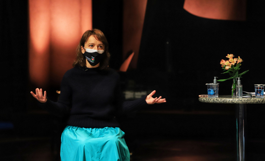 O governador Carlos Massa Ratinho Junior apresentou nesta terça-feira (22) duas grandes ações culturais. A primeira é o Paraná Cultura, uma plataforma multimídia criada pela Secretaria de Estado da Comunicação Social e da Cultura para dar vez e voz à produção cultural paranaense. A segunda é a Bolsa Qualificação ? Lei Aldir Blanc 2021, programa que vai contemplar 12 mil trabalhadoras e trabalhadores da Cultura no Estado em 2021. - Curitiba, 22/06/2021 - Foto: José Fernando Ogura/AEN