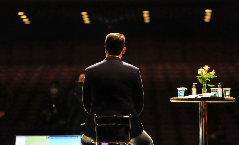 O governador Carlos Massa Ratinho Junior apresentou nesta terça-feira (22) duas grandes ações culturais. A primeira é o Paraná Cultura, uma plataforma multimídia criada pela Secretaria de Estado da Comunicação Social e da Cultura para dar vez e voz à produção cultural paranaense. A segunda é a Bolsa Qualificação ? Lei Aldir Blanc 2021, programa que vai contemplar 12 mil trabalhadoras e trabalhadores da Cultura no Estado em 2021. - Curitiba, 22/06/2021 - Foto: José Fernando Ogura/AEN