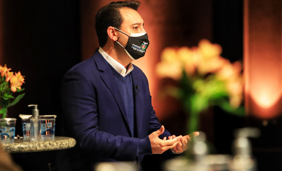 O governador Carlos Massa Ratinho Junior apresentou nesta terça-feira (22) duas grandes ações culturais. A primeira é o Paraná Cultura, uma plataforma multimídia criada pela Secretaria de Estado da Comunicação Social e da Cultura para dar vez e voz à produção cultural paranaense. A segunda é a Bolsa Qualificação ? Lei Aldir Blanc 2021, programa que vai contemplar 12 mil trabalhadoras e trabalhadores da Cultura no Estado em 2021. - Curitiba, 22/06/2021 - Foto: José Fernando Ogura/AEN