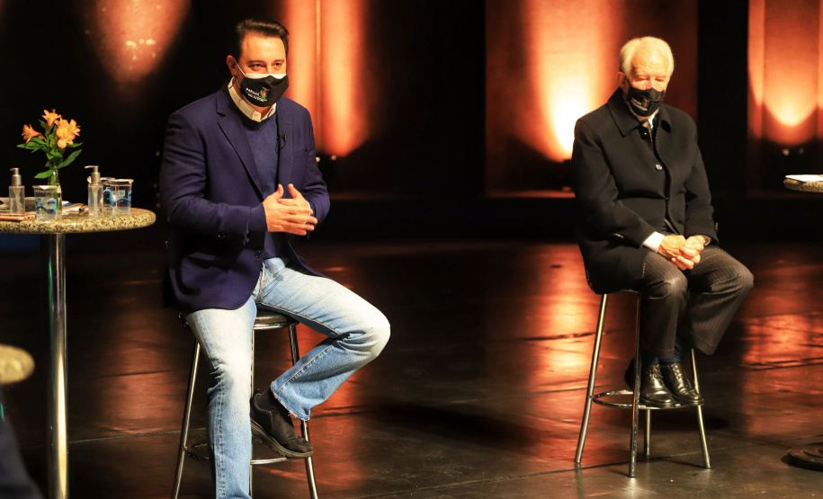 O governador Carlos Massa Ratinho Junior apresentou nesta terça-feira (22) duas grandes ações culturais. A primeira é o Paraná Cultura, uma plataforma multimídia criada pela Secretaria de Estado da Comunicação Social e da Cultura para dar vez e voz à produção cultural paranaense. A segunda é a Bolsa Qualificação ? Lei Aldir Blanc 2021, programa que vai contemplar 12 mil trabalhadoras e trabalhadores da Cultura no Estado em 2021. - Curitiba, 22/06/2021 - Foto: José Fernando Ogura/AEN