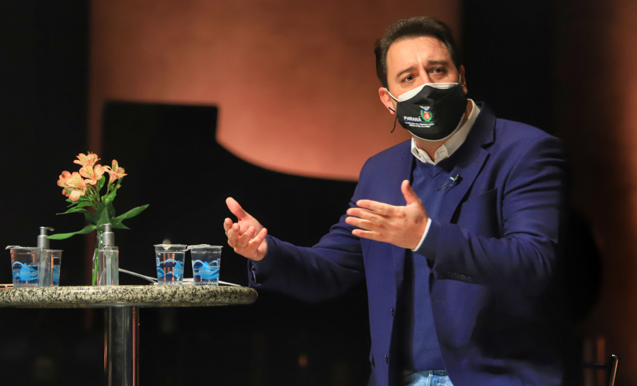 O governador Carlos Massa Ratinho Junior apresentou nesta terça-feira (22) duas grandes ações culturais. A primeira é o Paraná Cultura, uma plataforma multimídia criada pela Secretaria de Estado da Comunicação Social e da Cultura para dar vez e voz à produção cultural paranaense. A segunda é a Bolsa Qualificação ? Lei Aldir Blanc 2021, programa que vai contemplar 12 mil trabalhadoras e trabalhadores da Cultura no Estado em 2021. - Curitiba, 22/06/2021 - Foto: José Fernando Ogura/AEN