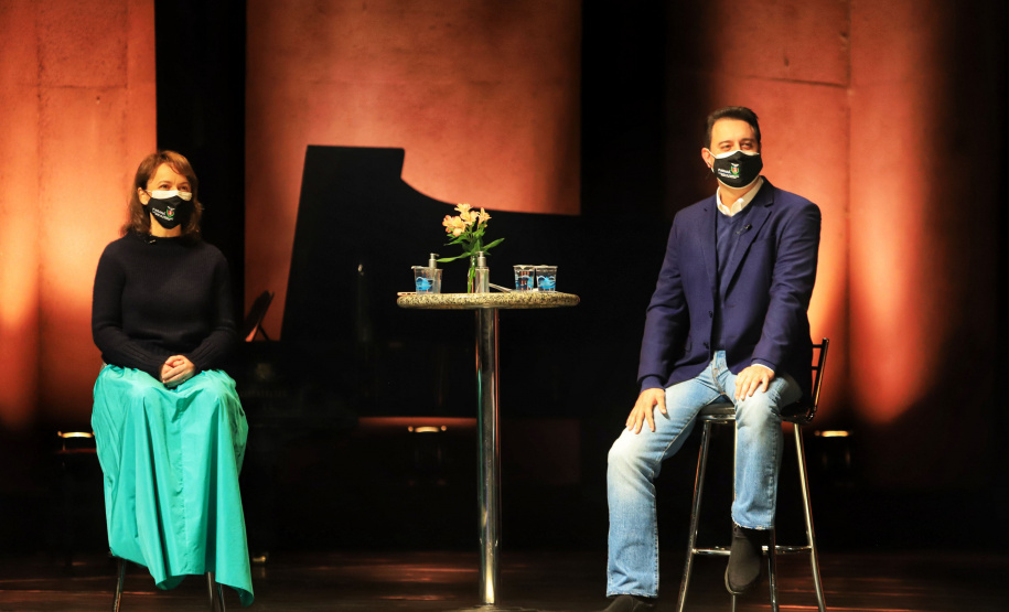 O governador Carlos Massa Ratinho Junior apresentou nesta terça-feira (22) duas grandes ações culturais. A primeira é o Paraná Cultura, uma plataforma multimídia criada pela Secretaria de Estado da Comunicação Social e da Cultura para dar vez e voz à produção cultural paranaense. A segunda é a Bolsa Qualificação ? Lei Aldir Blanc 2021, programa que vai contemplar 12 mil trabalhadoras e trabalhadores da Cultura no Estado em 2021. - Curitiba, 22/06/2021 - Foto: José Fernando Ogura/AEN