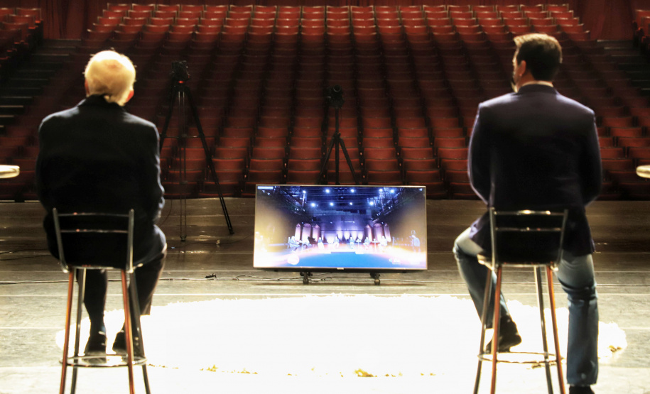 O governador Carlos Massa Ratinho Junior apresentou nesta terça-feira (22) duas grandes ações culturais. A primeira é o Paraná Cultura, uma plataforma multimídia criada pela Secretaria de Estado da Comunicação Social e da Cultura para dar vez e voz à produção cultural paranaense. A segunda é a Bolsa Qualificação ? Lei Aldir Blanc 2021, programa que vai contemplar 12 mil trabalhadoras e trabalhadores da Cultura no Estado em 2021. - Curitiba, 22/06/2021 - Foto: José Fernando Ogura/AEN