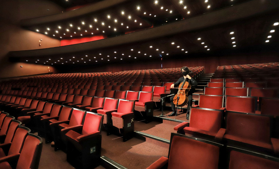 O governador Carlos Massa Ratinho Junior apresentou nesta terça-feira (22) duas grandes ações culturais. A primeira é o Paraná Cultura, uma plataforma multimídia criada pela Secretaria de Estado da Comunicação Social e da Cultura para dar vez e voz à produção cultural paranaense. A segunda é a Bolsa Qualificação ? Lei Aldir Blanc 2021, programa que vai contemplar 12 mil trabalhadoras e trabalhadores da Cultura no Estado em 2021. - Curitiba, 22/06/2021 - Foto: José Fernando Ogura/AEN