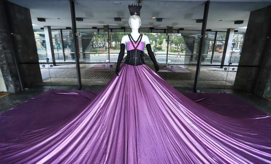 O governador Carlos Massa Ratinho Junior apresentou nesta terça-feira (22) duas grandes ações culturais. A primeira é o Paraná Cultura, uma plataforma multimídia criada pela Secretaria de Estado da Comunicação Social e da Cultura para dar vez e voz à produção cultural paranaense. A segunda é a Bolsa Qualificação ? Lei Aldir Blanc 2021, programa que vai contemplar 12 mil trabalhadoras e trabalhadores da Cultura no Estado em 2021. - Curitiba, 22/06/2021 - Foto: José Fernando Ogura/AEN