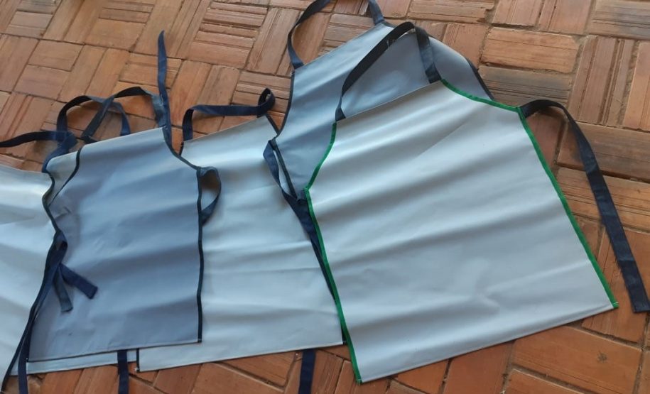 Projeto Lonarte da UEL busca apoio para produção de aventais direcionada a trabalhadores da reciclagem
. Foto:UEL