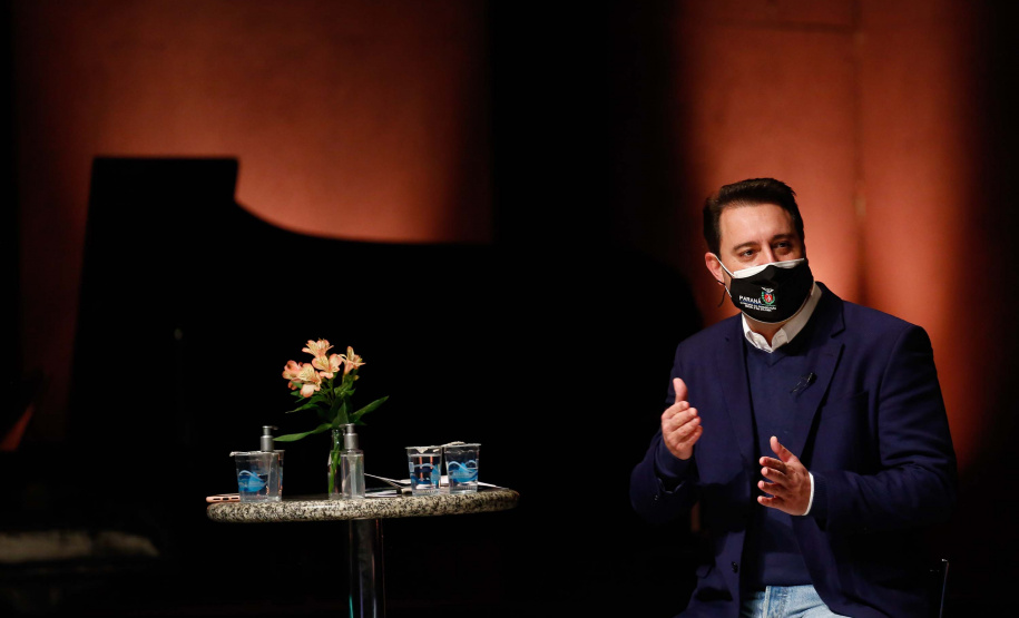 O programa Bolsa Qualificação – Lei Aldir Blanc 2021 foi lançado nesta terça-feira (22), em Curitiba, pelo governador Carlos Massa Ratinho Junior e vai atender 12 mil pessoas, que receberão R$ 3 mil cada para participar do curso de extensão, movimentando R$ 36 milhões. Foto: Jonathan Campos/AEN