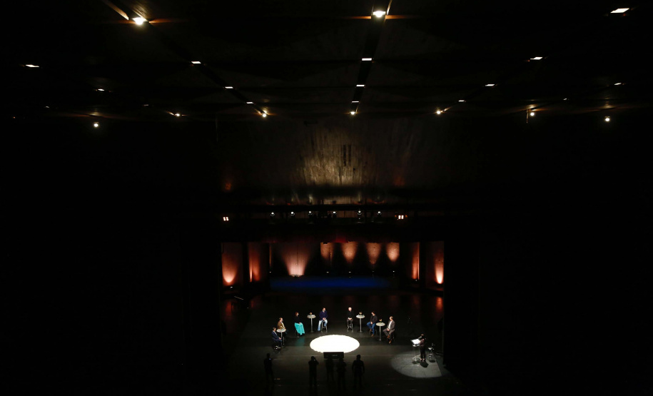 O programa Bolsa Qualificação – Lei Aldir Blanc 2021 foi lançado nesta terça-feira (22), em Curitiba, pelo governador Carlos Massa Ratinho Junior e vai atender 12 mil pessoas, que receberão R$ 3 mil cada para participar do curso de extensão, movimentando R$ 36 milhões. Foto: Jonathan Campos/AEN