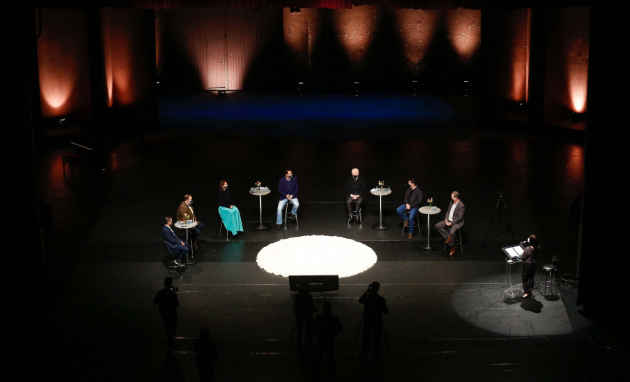 O programa Bolsa Qualificação – Lei Aldir Blanc 2021 foi lançado nesta terça-feira (22), em Curitiba, pelo governador Carlos Massa Ratinho Junior e vai atender 12 mil pessoas, que receberão R$ 3 mil cada para participar do curso de extensão, movimentando R$ 36 milhões. Foto: Jonathan Campos/AEN