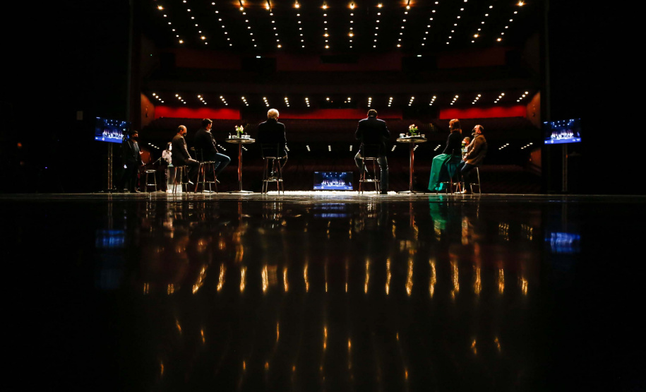 O programa Bolsa Qualificação – Lei Aldir Blanc 2021 foi lançado nesta terça-feira (22), em Curitiba, pelo governador Carlos Massa Ratinho Junior e vai atender 12 mil pessoas, que receberão R$ 3 mil cada para participar do curso de extensão, movimentando R$ 36 milhões. Foto: Jonathan Campos/AEN