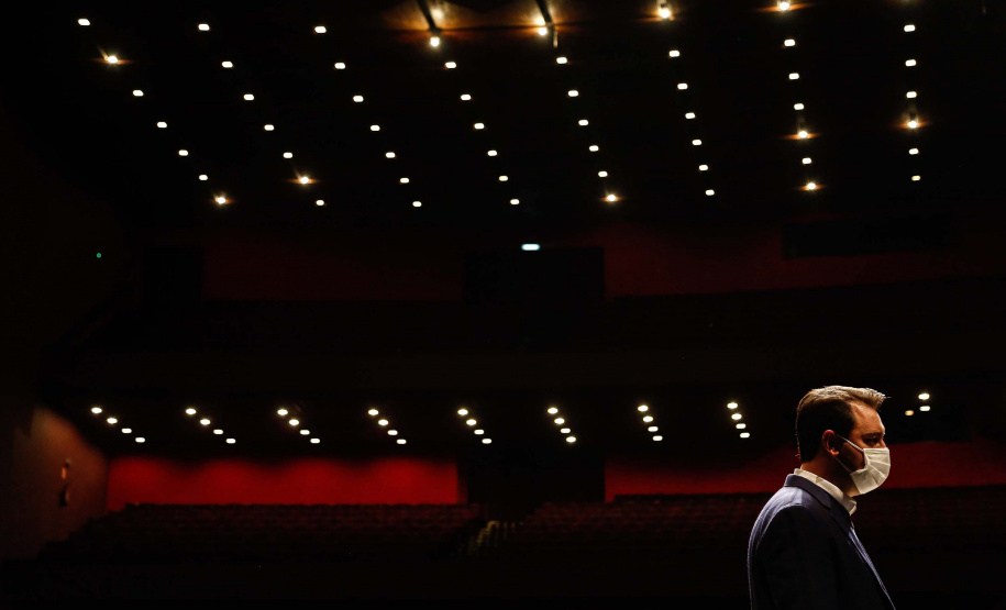 O programa Bolsa Qualificação – Lei Aldir Blanc 2021 foi lançado nesta terça-feira (22), em Curitiba, pelo governador Carlos Massa Ratinho Junior e vai atender 12 mil pessoas, que receberão R$ 3 mil cada para participar do curso de extensão, movimentando R$ 36 milhões. Foto: Jonathan Campos/AEN