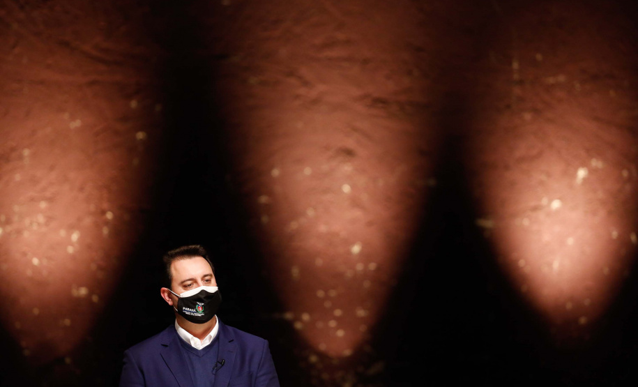 O programa Bolsa Qualificação – Lei Aldir Blanc 2021 foi lançado nesta terça-feira (22), em Curitiba, pelo governador Carlos Massa Ratinho Junior e vai atender 12 mil pessoas, que receberão R$ 3 mil cada para participar do curso de extensão, movimentando R$ 36 milhões. Foto: Jonathan Campos/AEN