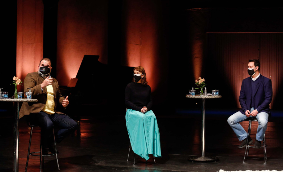 O programa Bolsa Qualificação – Lei Aldir Blanc 2021 foi lançado nesta terça-feira (22), em Curitiba, pelo governador Carlos Massa Ratinho Junior e vai atender 12 mil pessoas, que receberão R$ 3 mil cada para participar do curso de extensão, movimentando R$ 36 milhões. Foto: Jonathan Campos/AEN