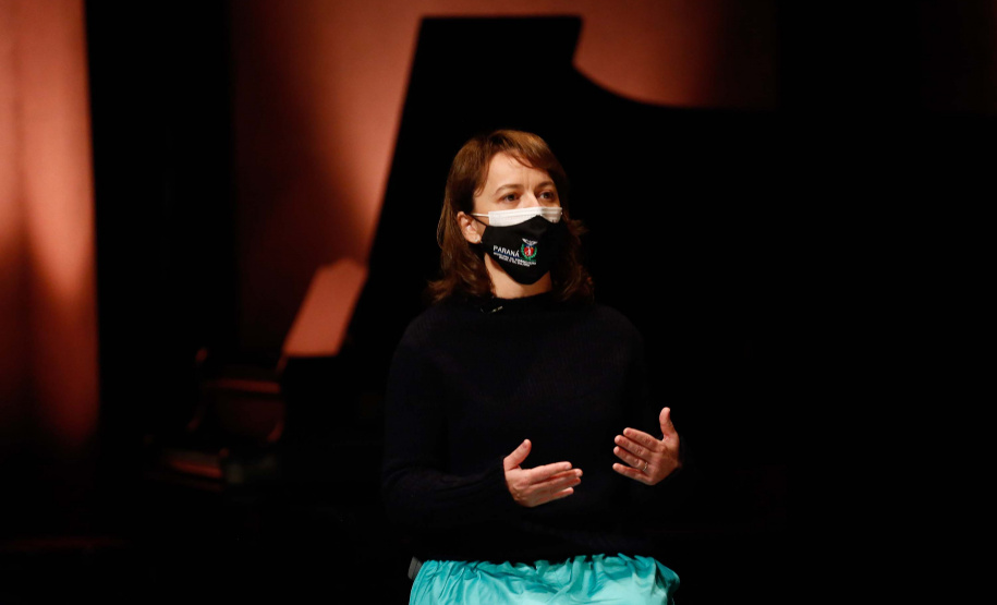 O programa Bolsa Qualificação – Lei Aldir Blanc 2021 foi lançado nesta terça-feira (22), em Curitiba, pelo governador Carlos Massa Ratinho Junior e vai atender 12 mil pessoas, que receberão R$ 3 mil cada para participar do curso de extensão, movimentando R$ 36 milhões. Foto: Jonathan Campos/AEN