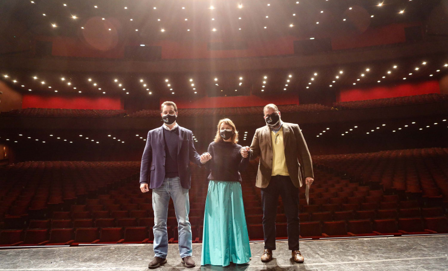 O programa Bolsa Qualificação – Lei Aldir Blanc 2021 foi lançado nesta terça-feira (22), em Curitiba, pelo governador Carlos Massa Ratinho Junior e vai atender 12 mil pessoas, que receberão R$ 3 mil cada para participar do curso de extensão, movimentando R$ 36 milhões. Foto: Jonathan Campos/AEN