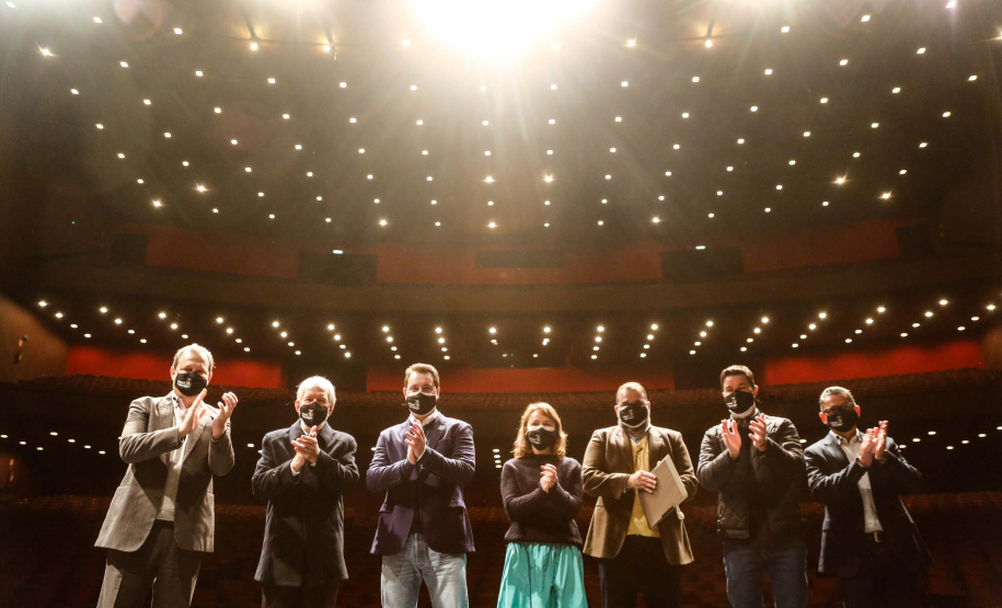 O programa Bolsa Qualificação – Lei Aldir Blanc 2021 foi lançado nesta terça-feira (22), em Curitiba, pelo governador Carlos Massa Ratinho Junior e vai atender 12 mil pessoas, que receberão R$ 3 mil cada para participar do curso de extensão, movimentando R$ 36 milhões. Foto: Jonathan Campos/AEN