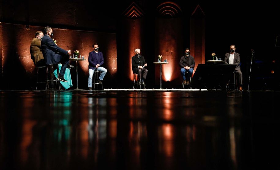 O programa Bolsa Qualificação – Lei Aldir Blanc 2021 foi lançado nesta terça-feira (22), em Curitiba, pelo governador Carlos Massa Ratinho Junior e vai atender 12 mil pessoas, que receberão R$ 3 mil cada para participar do curso de extensão, movimentando R$ 36 milhões. Foto: Jonathan Campos/AEN