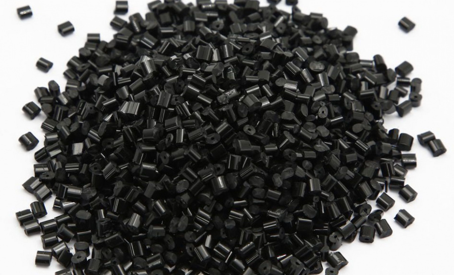 Pequenos cilindros, os chamados ?pellets?, que serão comercializados junto às empresas do setor automotivo, de engrenagens, braçadeiras ou fios de nylon (Divulgação: Poliverde).