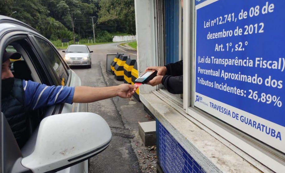 Pagamento com cartão no ferry boat de Guaratuba. FOTO:DER