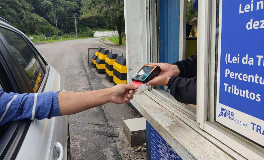 Pagamento com cartão no ferry boat de Guaratuba. FOTO:DER