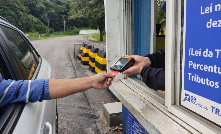 Pagamento com cartão no ferry boat de Guaratuba. FOTO:DER