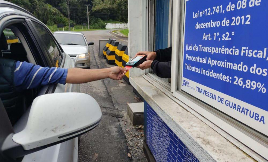 Pagamento com cartão no ferry boat de Guaratuba. FOTO:DER