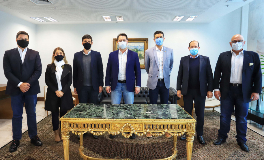 O governador Carlos Massa Ratinho Junior recebeu, nesta quarta-feira (23), uma comitiva formada por membros do Ministério da Infraestrutura, do Ministério da Economia e da Secretaria de Infraestrutura e Logística para discutir o projeto da Nova Ferroeste. Foto: José Fernando Oura/AEN