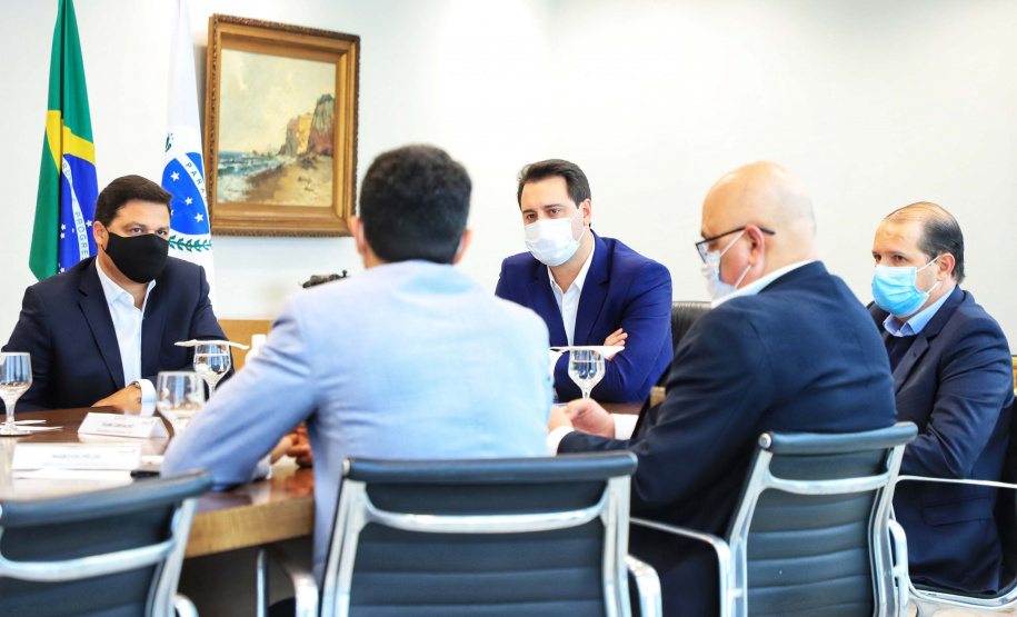 O governador Carlos Massa Ratinho Junior recebeu, nesta quarta-feira (23), uma comitiva formada por membros do Ministério da Infraestrutura, do Ministério da Economia e da Secretaria de Infraestrutura e Logística para discutir o projeto da Nova Ferroeste. Foto: José Fernando Oura/AEN