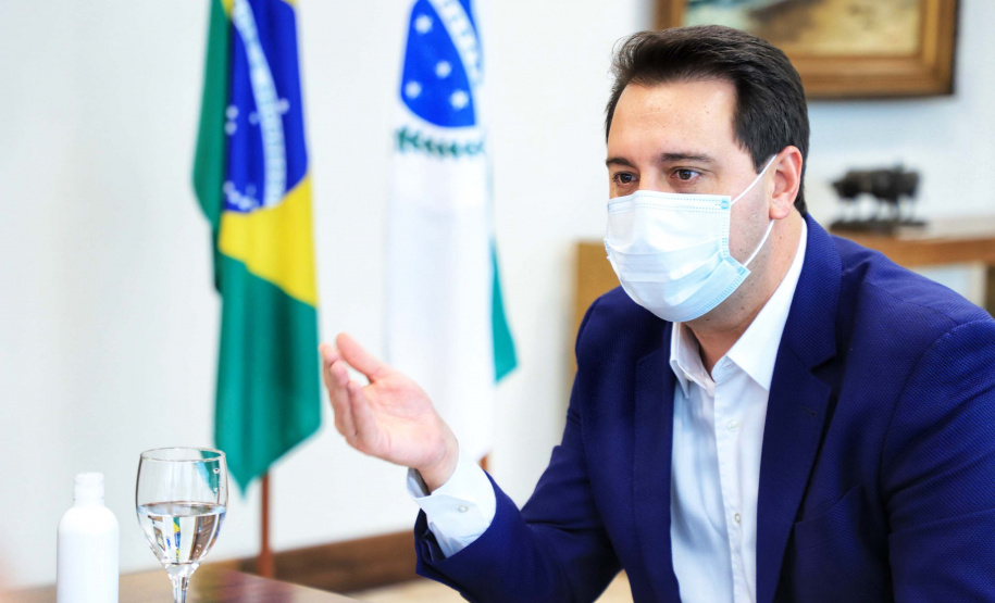 O governador Carlos Massa Ratinho Junior recebeu, nesta quarta-feira (23), uma comitiva formada por membros do Ministério da Infraestrutura, do Ministério da Economia e da Secretaria de Infraestrutura e Logística para discutir o projeto da Nova Ferroeste. Foto: José Fernando Oura/AEN