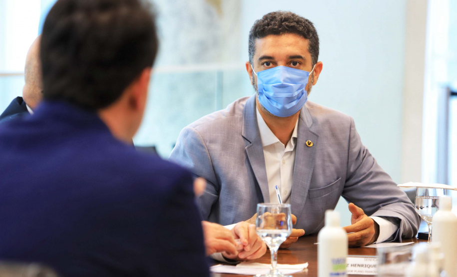 O governador Carlos Massa Ratinho Junior recebeu, nesta quarta-feira (23), uma comitiva formada por membros do Ministério da Infraestrutura, do Ministério da Economia e da Secretaria de Infraestrutura e Logística para discutir o projeto da Nova Ferroeste. Foto: José Fernando Oura/AEN